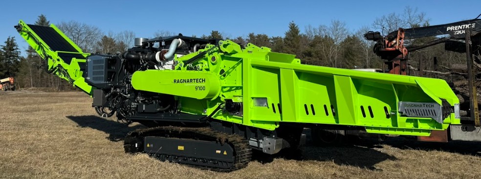 Rębak w pracy – wyrzut zrębki