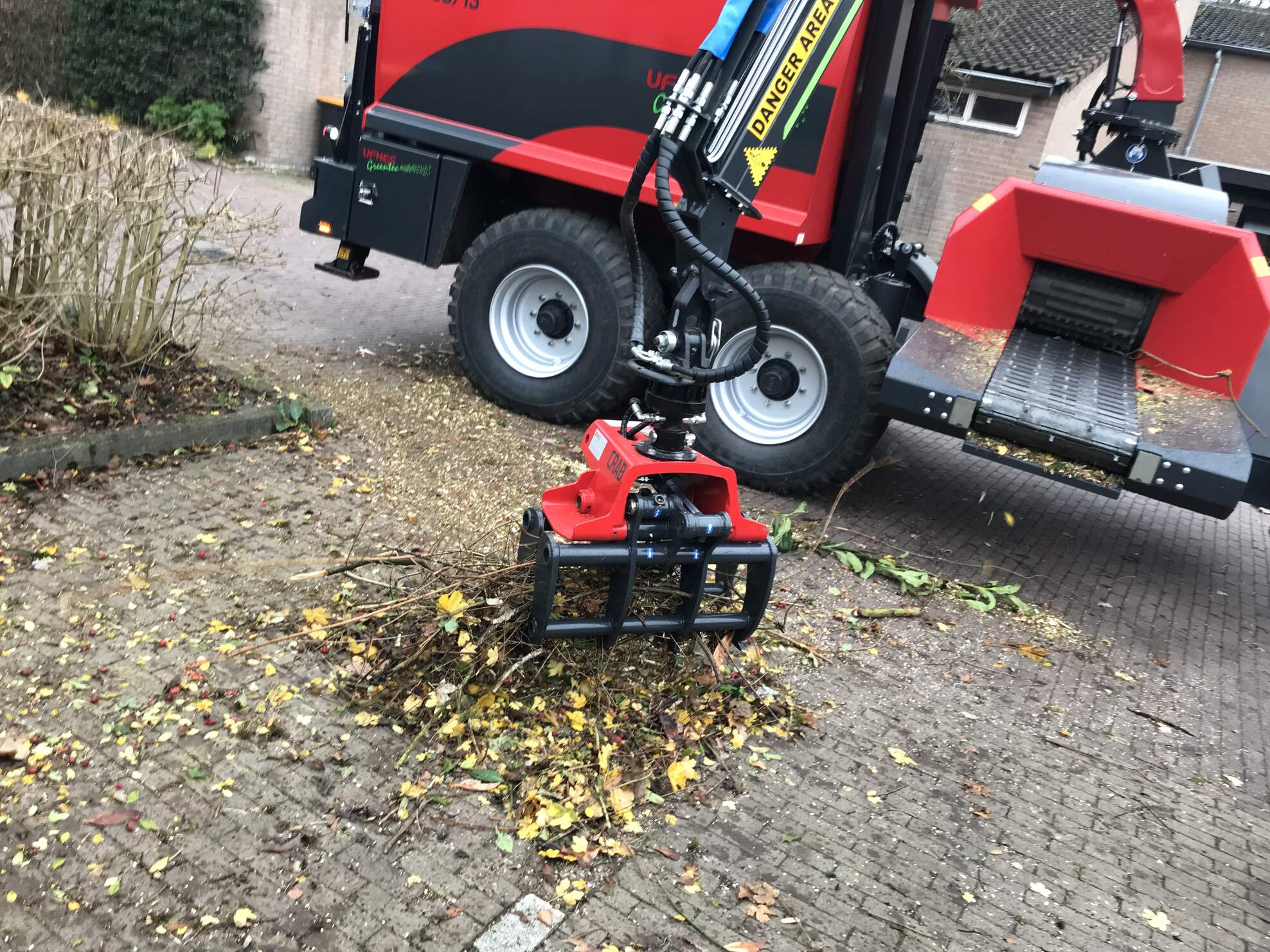 Rębak w pracy – wyrzut zrębki