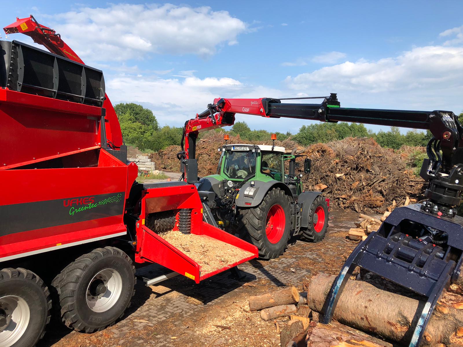 Rębak w pracy – wyrzut zrębki